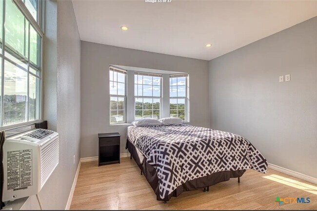 Building Photo - 729 Clay Ridge