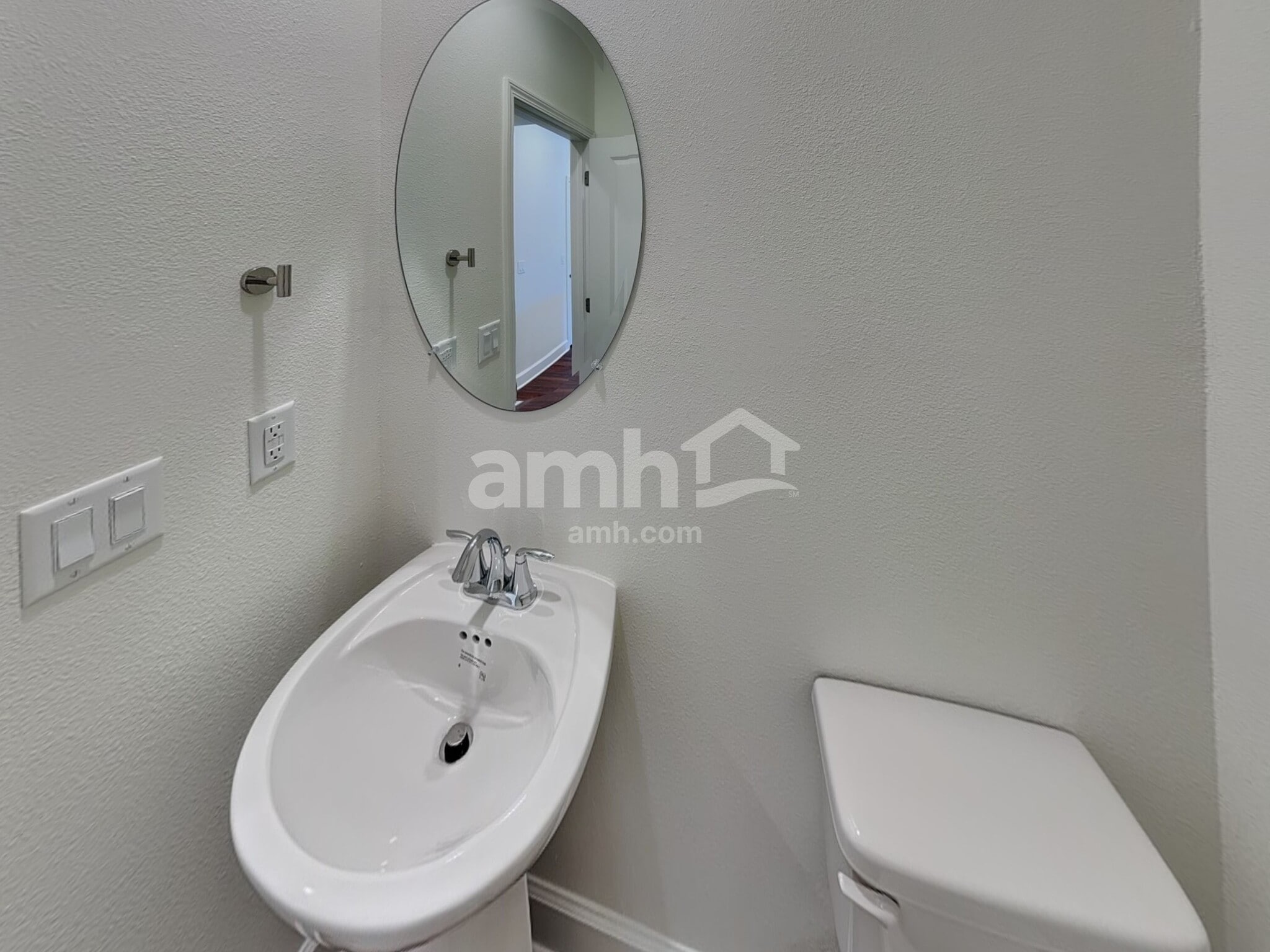 Building Photo - 3020 20th Ave W