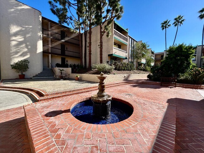 Building Photo - Prime 2 Bed, 2 Bath in La Jolla!