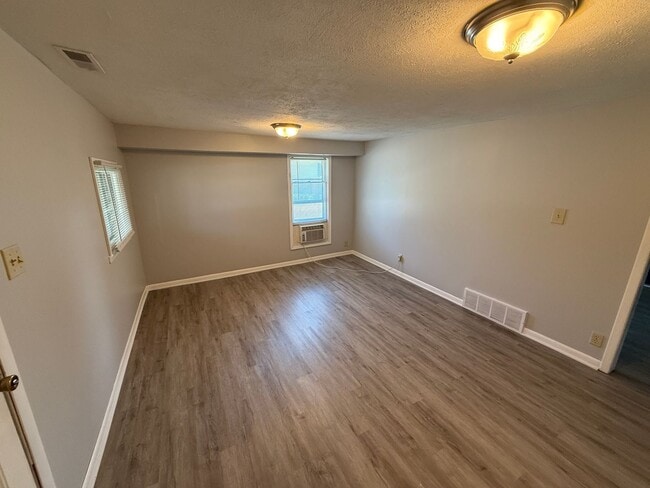 Building Photo - Updated 1-Bedroom with Private Fenced Yard...