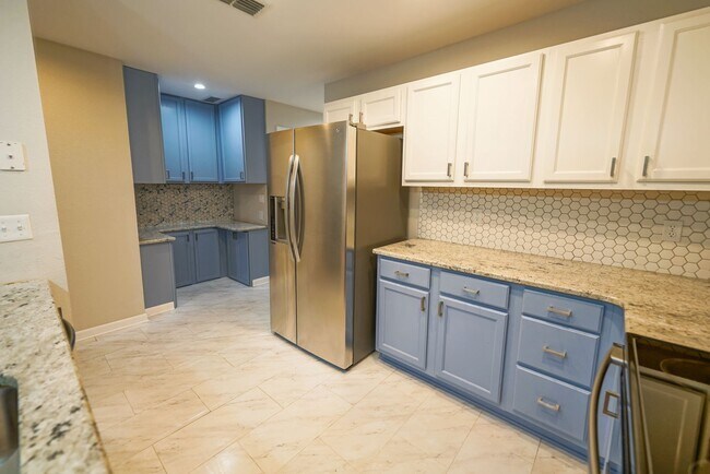 Building Photo - UPDATED 2 Bed / 2 Bath with LOFT in Summer...