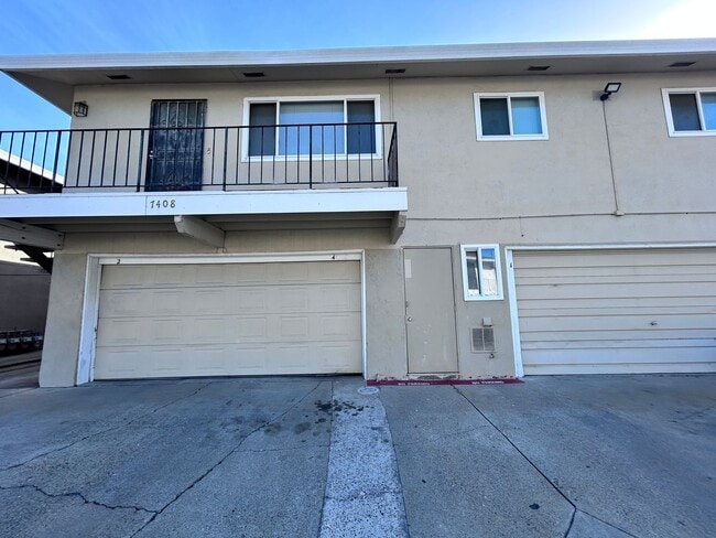 Building Photo - Two Bedroom One Bathroom Apartment