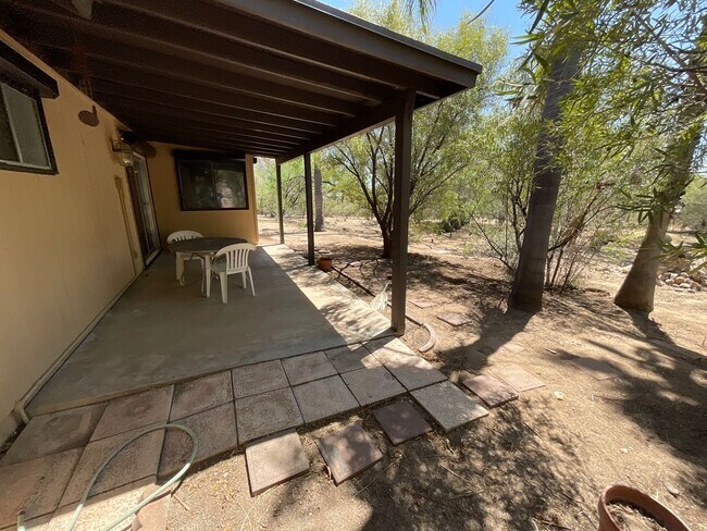 Building Photo - Great Northwest location Magee & La Canada
