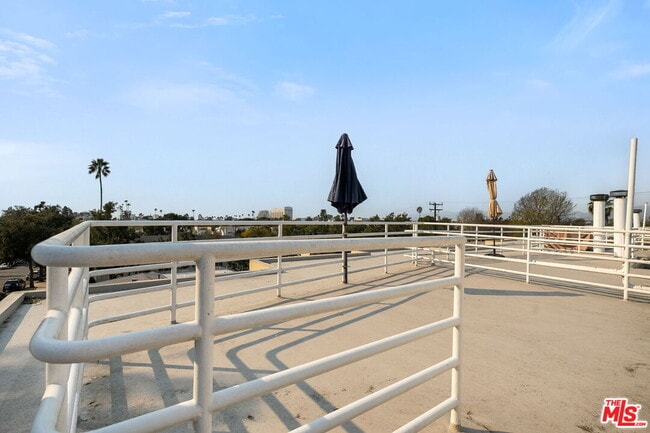 Building Photo - 1011 Pacific St