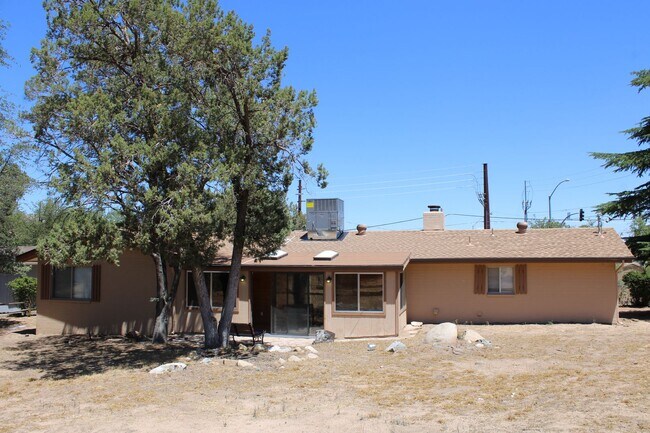 Building Photo - 903 Green Ln