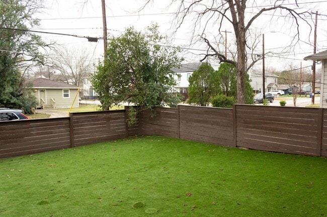 Building Photo - 1409 Singleton Ave