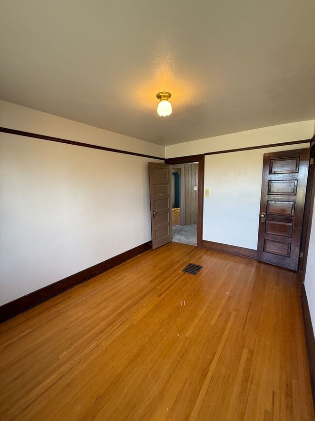 Building Photo - Large Country Home! Pet Friendly!