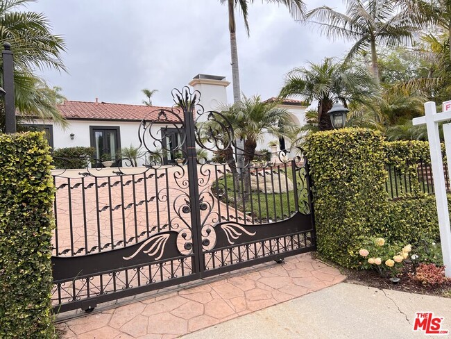 Building Photo - 114 S Layton Dr
