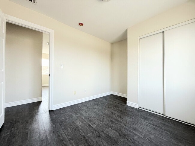 Building Photo - 846 W 55th St