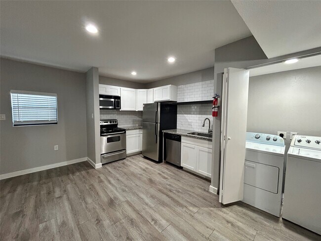 Building Photo - 2810 Beauchamp St