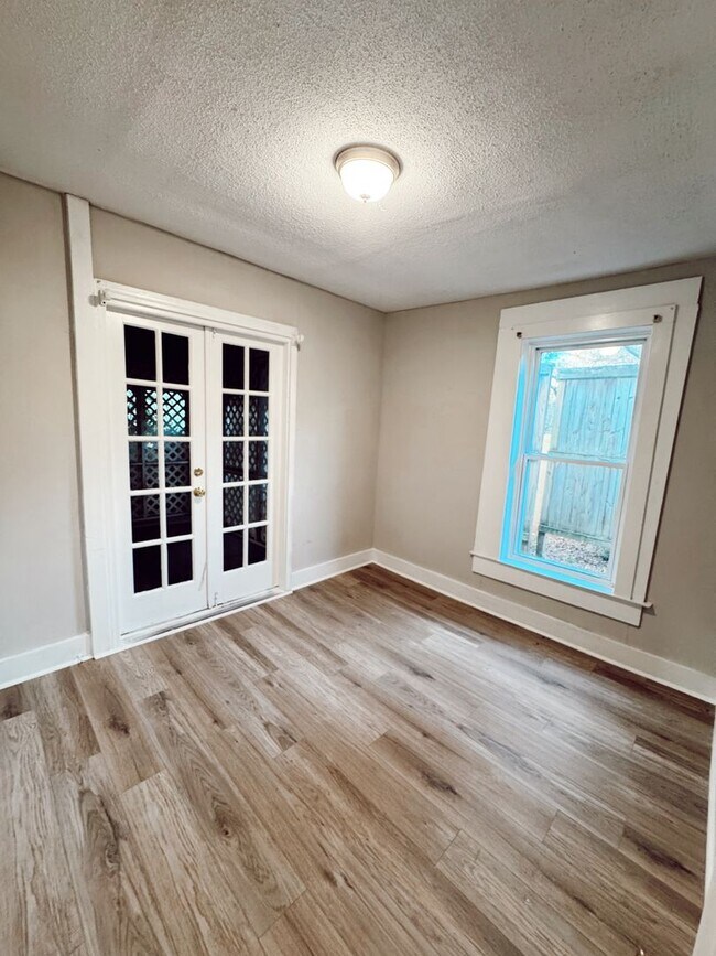 Building Photo - Charming 3-Bedroom Cottage in Normaltown –...