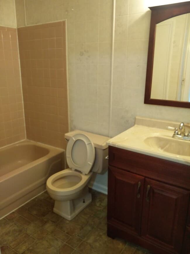 Building Photo - Spacious 3 bedroom house For Rent