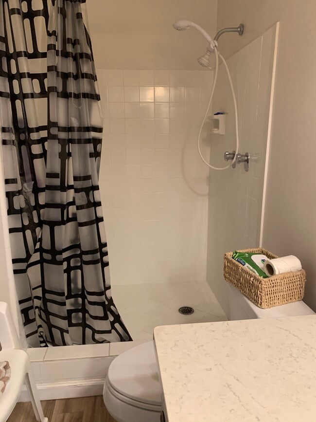 Building Photo - 425 Ena Rd