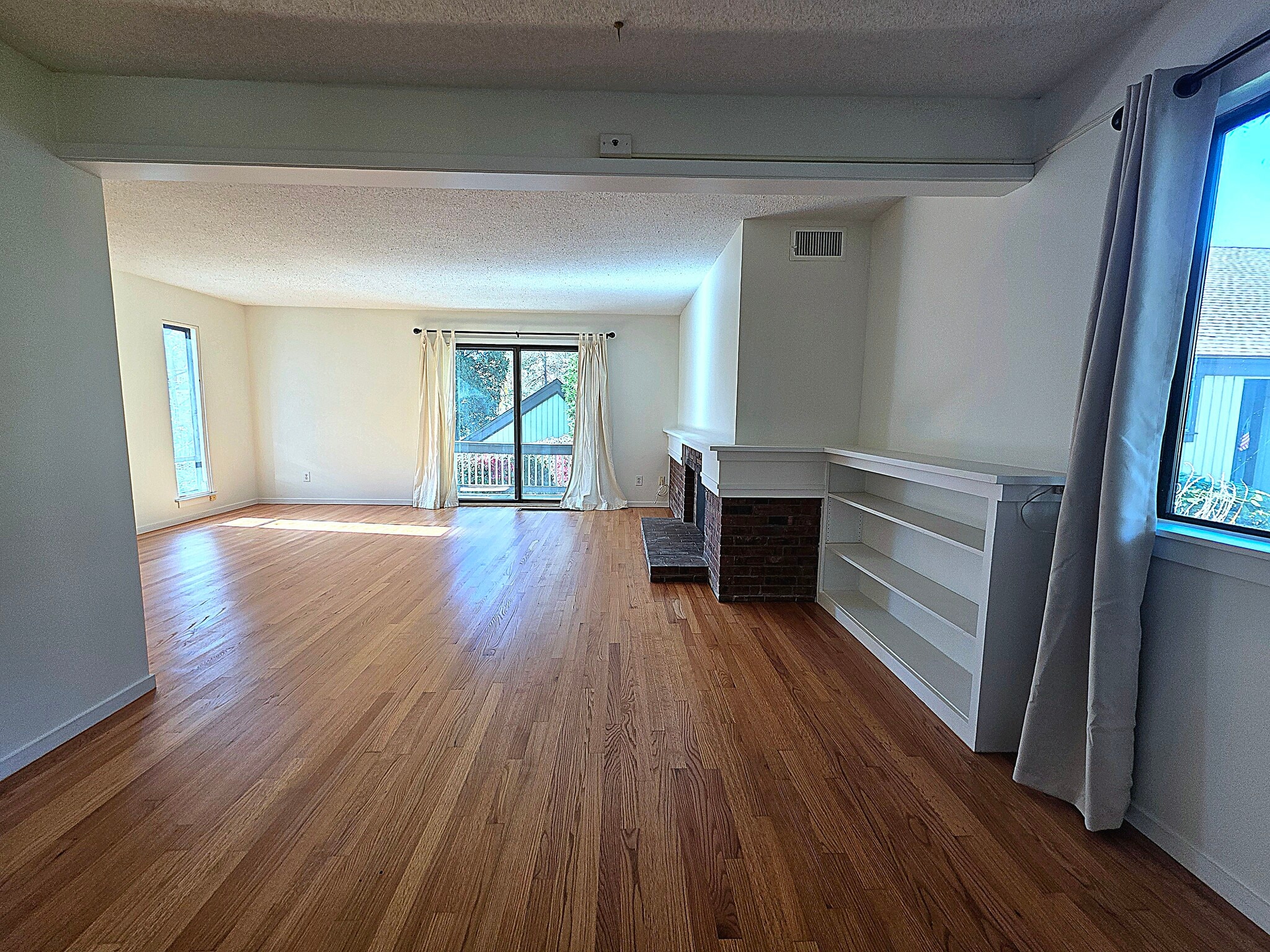 Building Photo - 563 Heritage Vlg