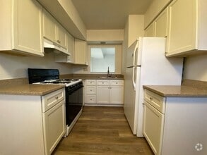 Building Photo - Bright & Spacious Two Bedroom in Zelienopl...