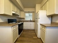 Building Photo - Bright & Spacious Two Bedroom in Zelienopl...