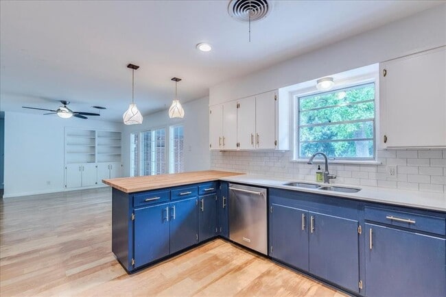 Building Photo - 5614 Delwood Dr