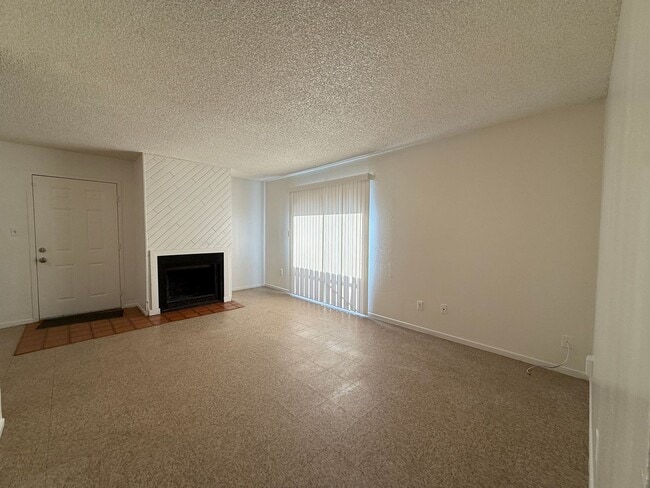 Building Photo - Downstairs 2 bedroom, 1 bathroom condo loc...