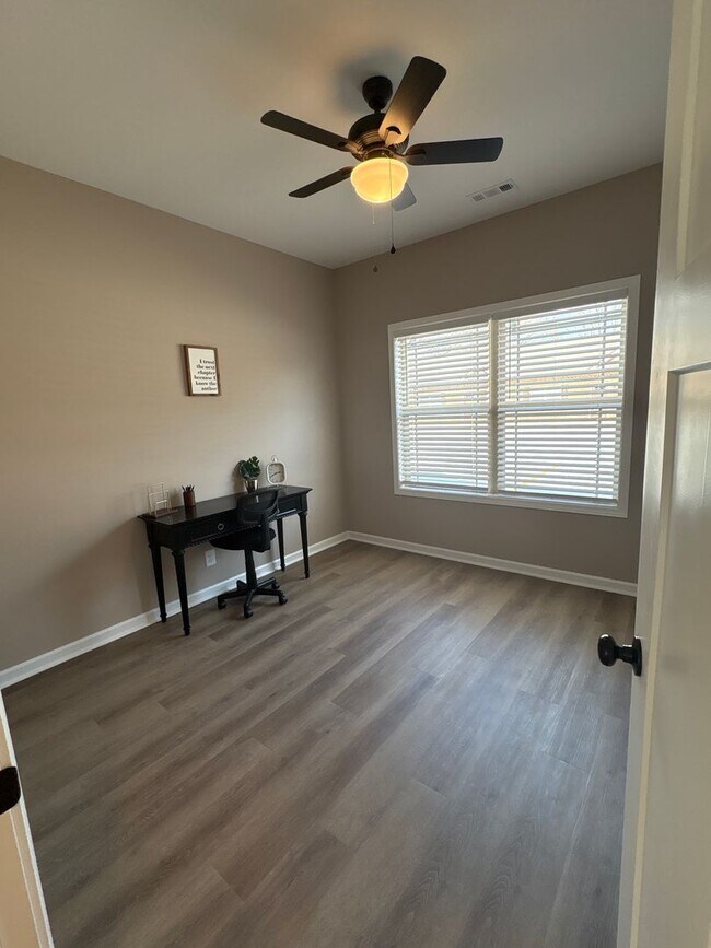 Building Photo - 404 Cedar Ln