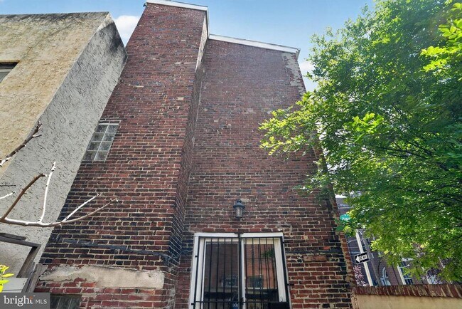 Building Photo - 427 Queen St