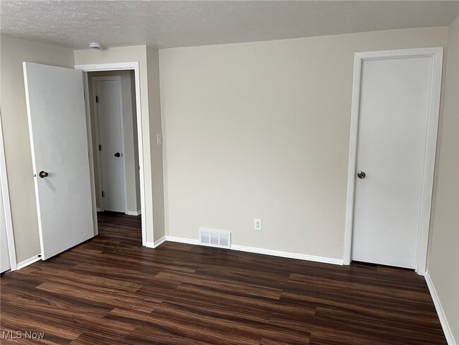 Building Photo - 8671 Ashwood Dr