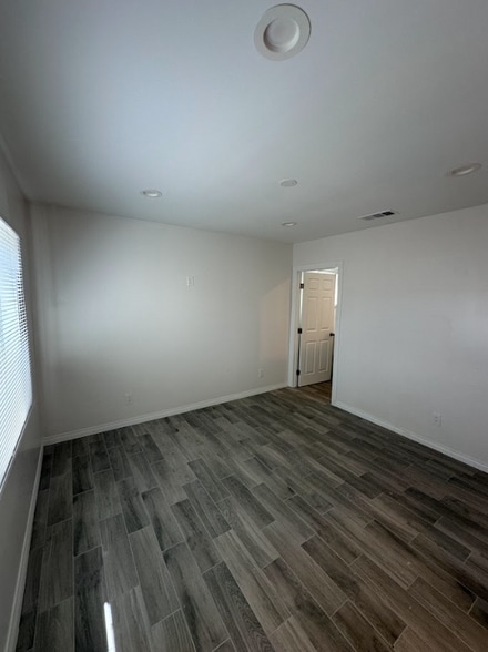 Building Photo - 4064 E 60th St