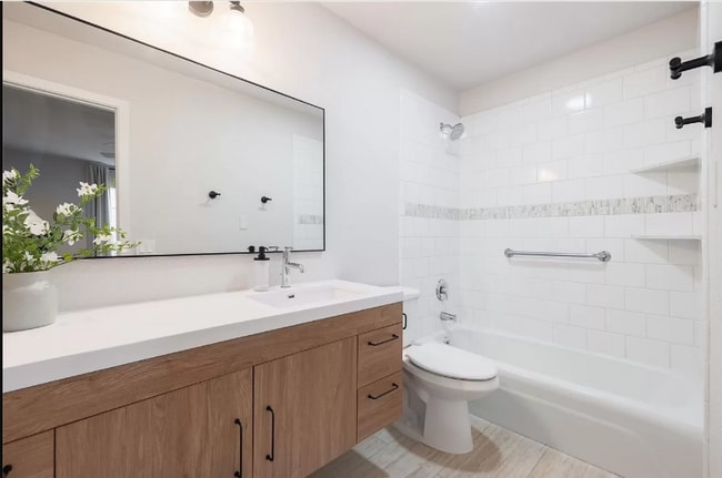 Building Photo - 2425 Ashdale Dr