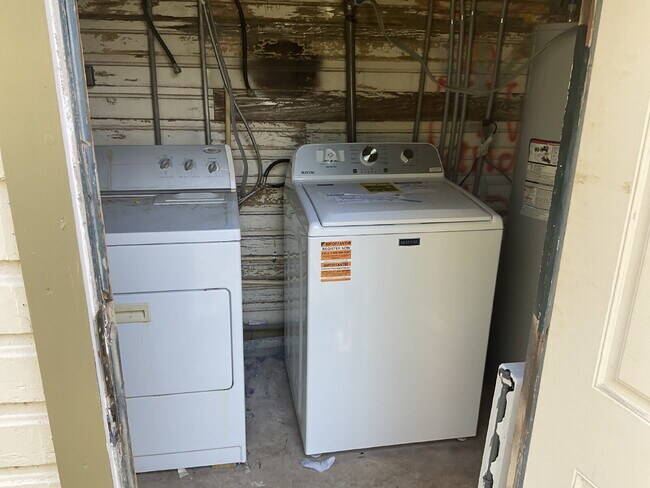 Building Photo - 1 Bedroom plus a Den, Close to SAC and Ala...