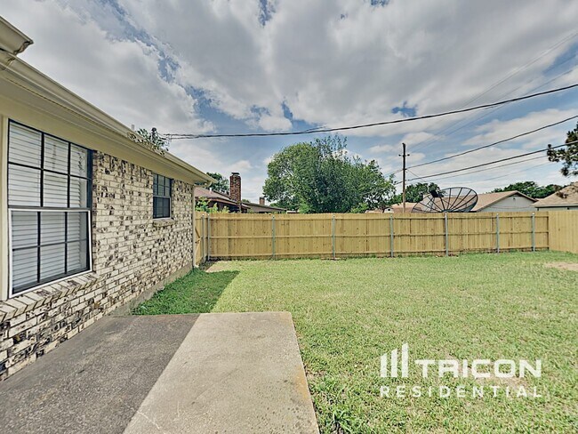 Building Photo - 2908 S Meadow Dr