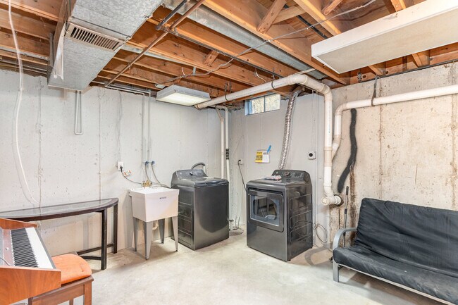 Building Photo - 355 Crestwood Ct