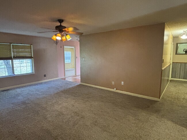 Building Photo - 119 N Clover Hill Ridge Rd