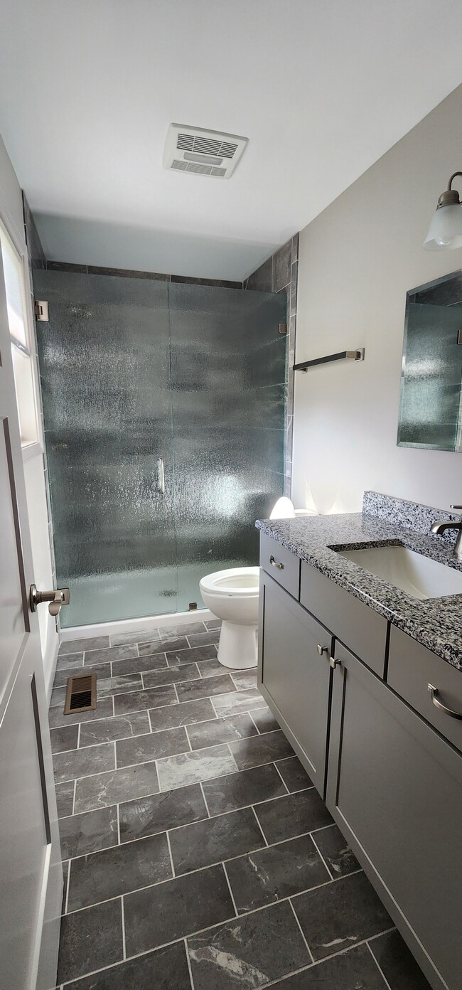 Ensuite bath - 420 Hill Ave