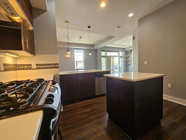 Building Photo - Congress Park High Rise Living! Huge Main Floor 2 Bed 2 Bath