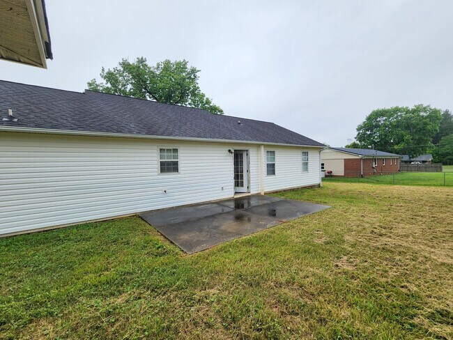 Building Photo - Ranch Home w/Large Yard