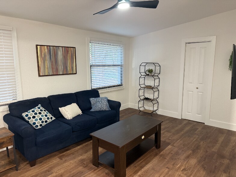 Building Photo - 3000 Karen Ave