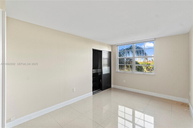 Building Photo - 19655 E Country Club Dr