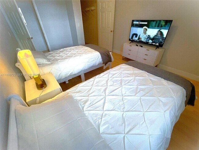 Building Photo - 3255 NE 184th St