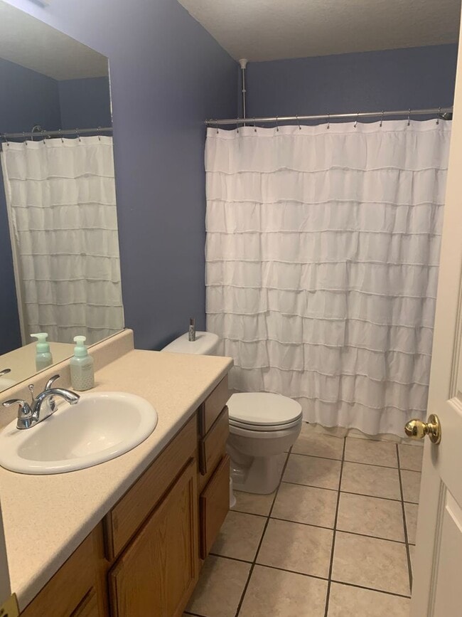Building Photo - PRIVATE ROOM available at University Avenue Condos