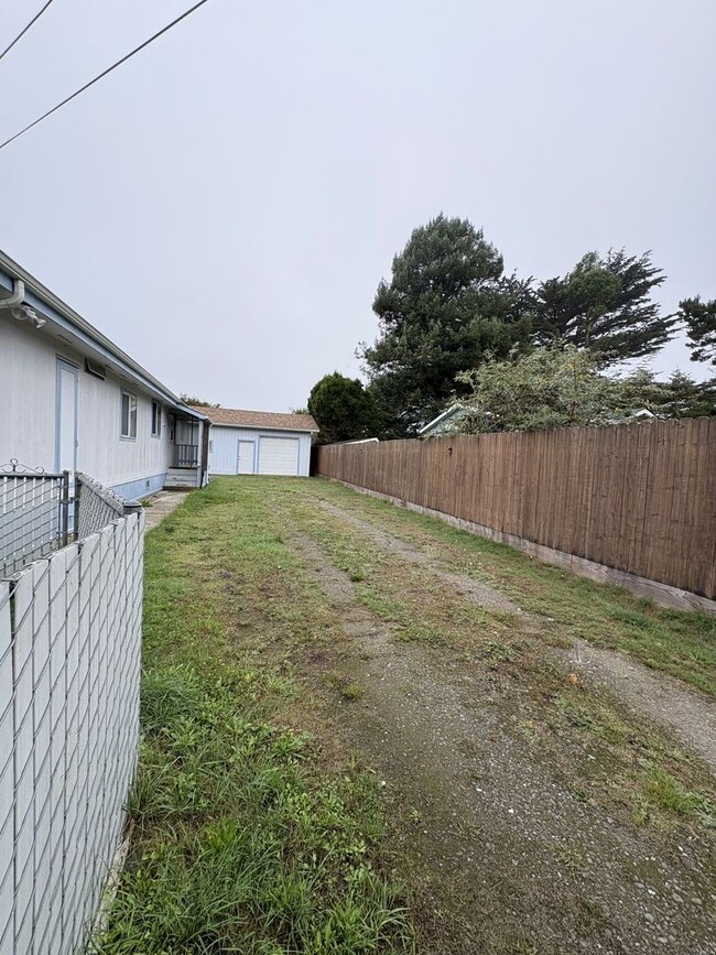 Building Photo - Remodeled Three Bed Two Bath