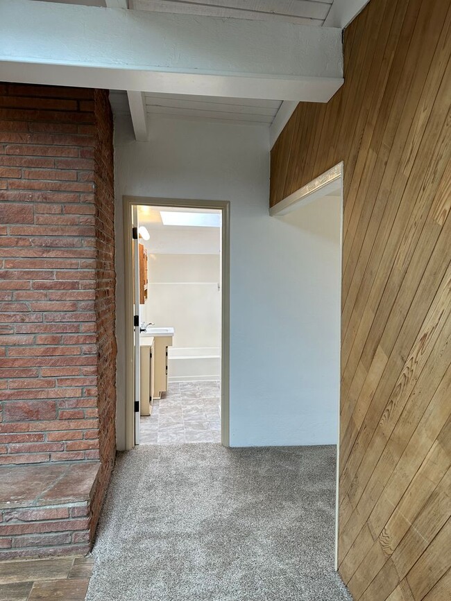 Building Photo - Beautifully updated 2 bedroom 1 bath home ...