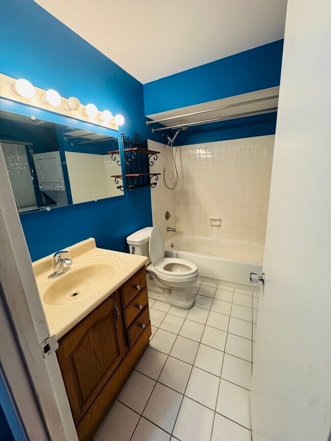 Building Photo - 3349 Beacon St