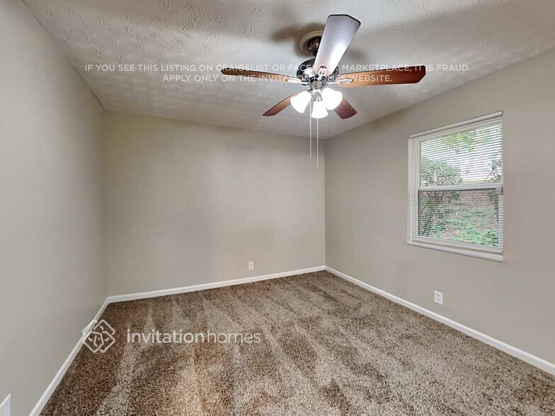 Building Photo - 940 Woodbridge Dr NE