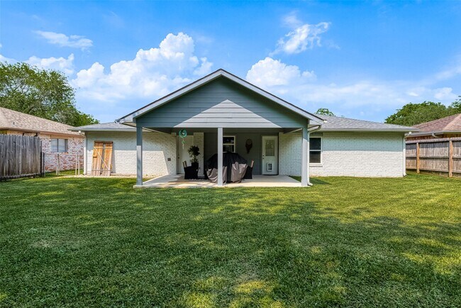 Building Photo - 16614 Forest Bend Ave