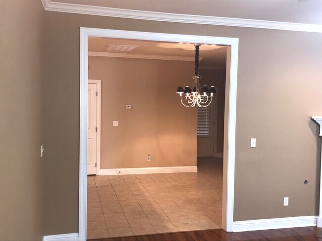 Building Photo - Summer Breeze