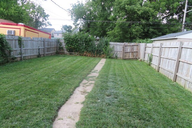 Building Photo - 806 E Deshler Ave
