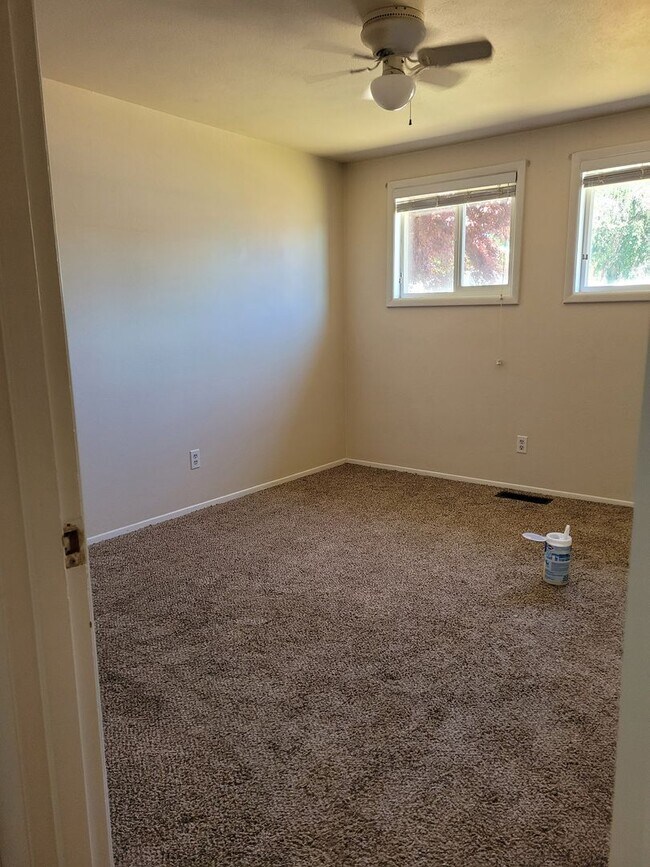 Building Photo - Nice 3 bedroom 1 & 1/2 bathroom home