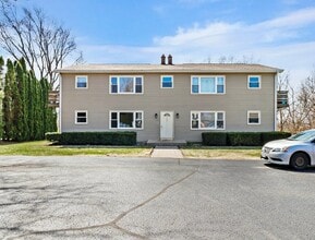 Building Photo - 15 Pine Ridge Ct