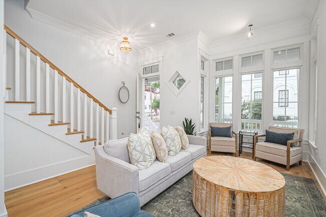 Building Photo - 302 W 38th St