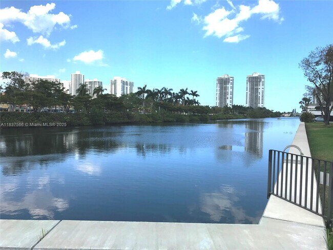 Building Photo - 3475 N Country Club Dr