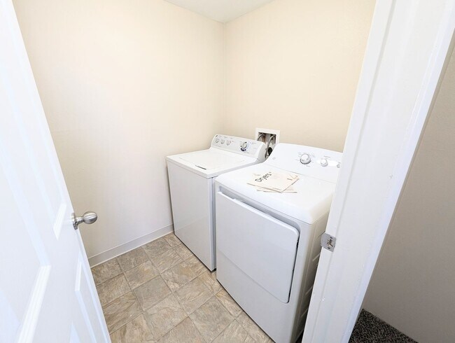 Building Photo - 2 Bed 1 Bath Condo Near Cherry Creek